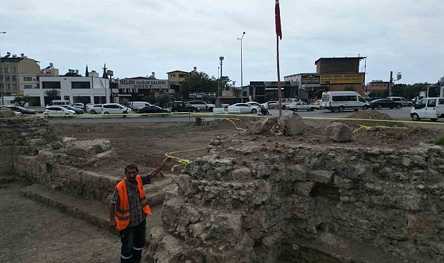 Tarihi İskenderun Kalesi&#039;ne Türk Bayrağı: Temizlik İşçisinin Duygusal Hareketi Takdir Topladı