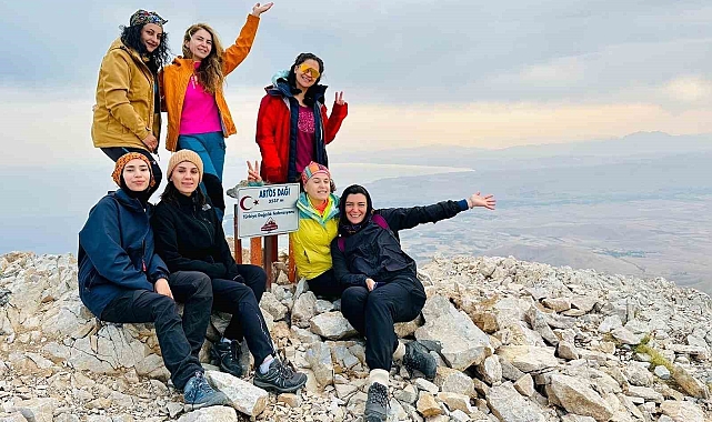 Van ve Hakkari&#039;de Aynı Günde İki Zirve Tırmanışı