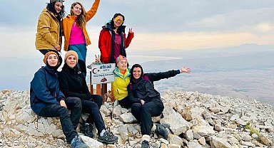 Van ve Hakkari'de Aynı Günde İki Zirve Tırmanışı