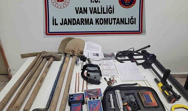 Van&#039;da Kaçakçılık Operasyonu: Binlerce Paket Sigara ve Çay Ele Geçirildi