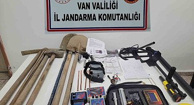 Van'da Kaçakçılık Operasyonu: Binlerce Paket Sigara ve Çay Ele Geçirildi