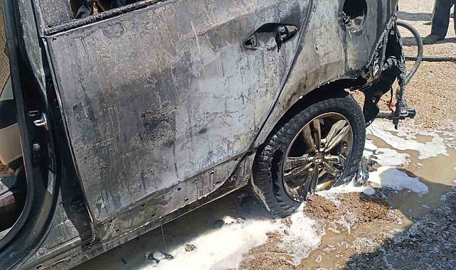 Van&#039;da Park Halindeki Otomobil Yandı