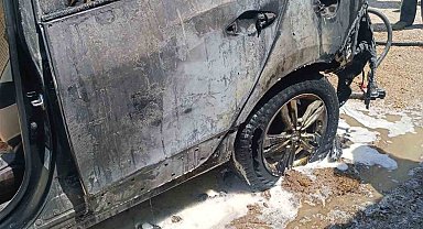 Van'da Park Halindeki Otomobil Yandı