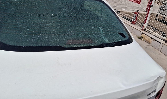 Yüksekova&#039;da Rüzgarın Şiddetiyle Uçan Sac Parçası Otomobilin Camını Kırdı