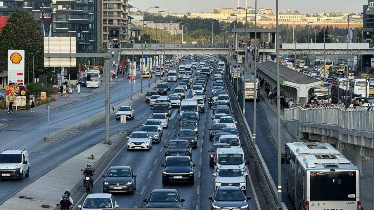 Okullar Açıldı, İstanbul'da Trafik Yoğunluğu Başladı