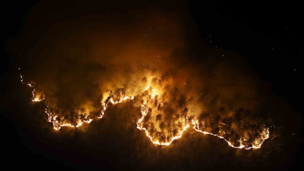 12 saattir devam eden orman yangını böyle görüntülendi