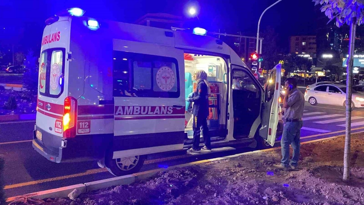Elazığ'da Ambulans ile Otomobil Çarpıştı: 3 Yaralı