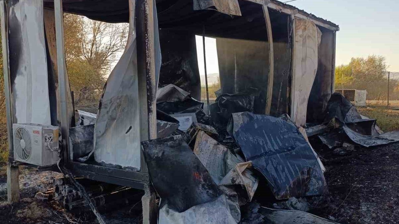 Muş&#039;ta Tarihi Murat Köprüsü Yanında Yangın: 30 Dönüm Alan Küle Döndü