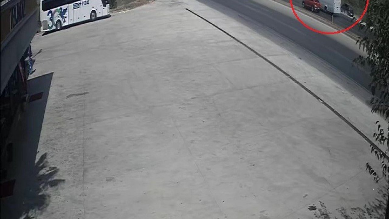 Manavgat&#039;ta Kırmızı Işıktan Kaçan Otomobil Şarampole İndi