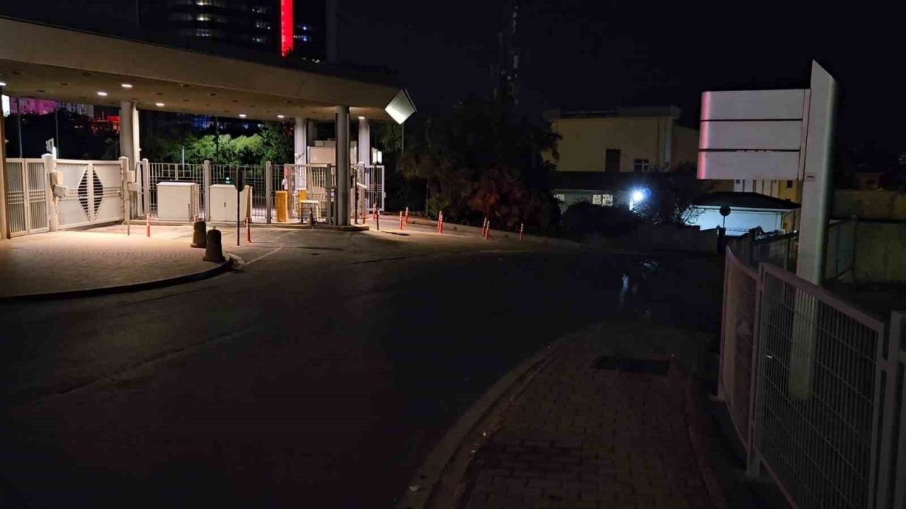 Levent'te Banka Şubesinde Silah Kazası: İki Güvenlik Görevlisi Yaralandı