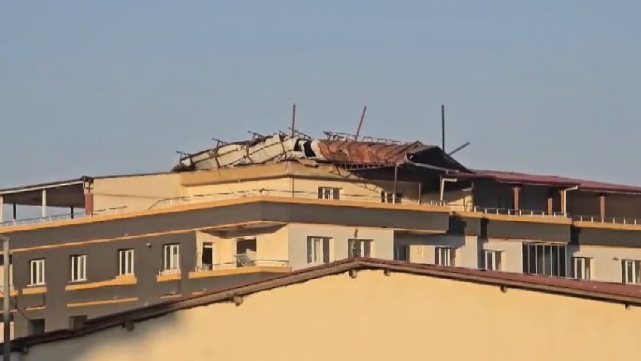 Fırtına hasarlı binanın çatısını uçurdu