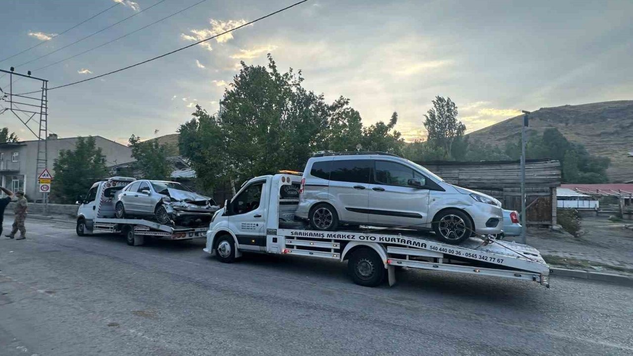Sarıkamış&#039;ta Zincirleme Kaza: 1&#039;i Ağır 5 Yaralı