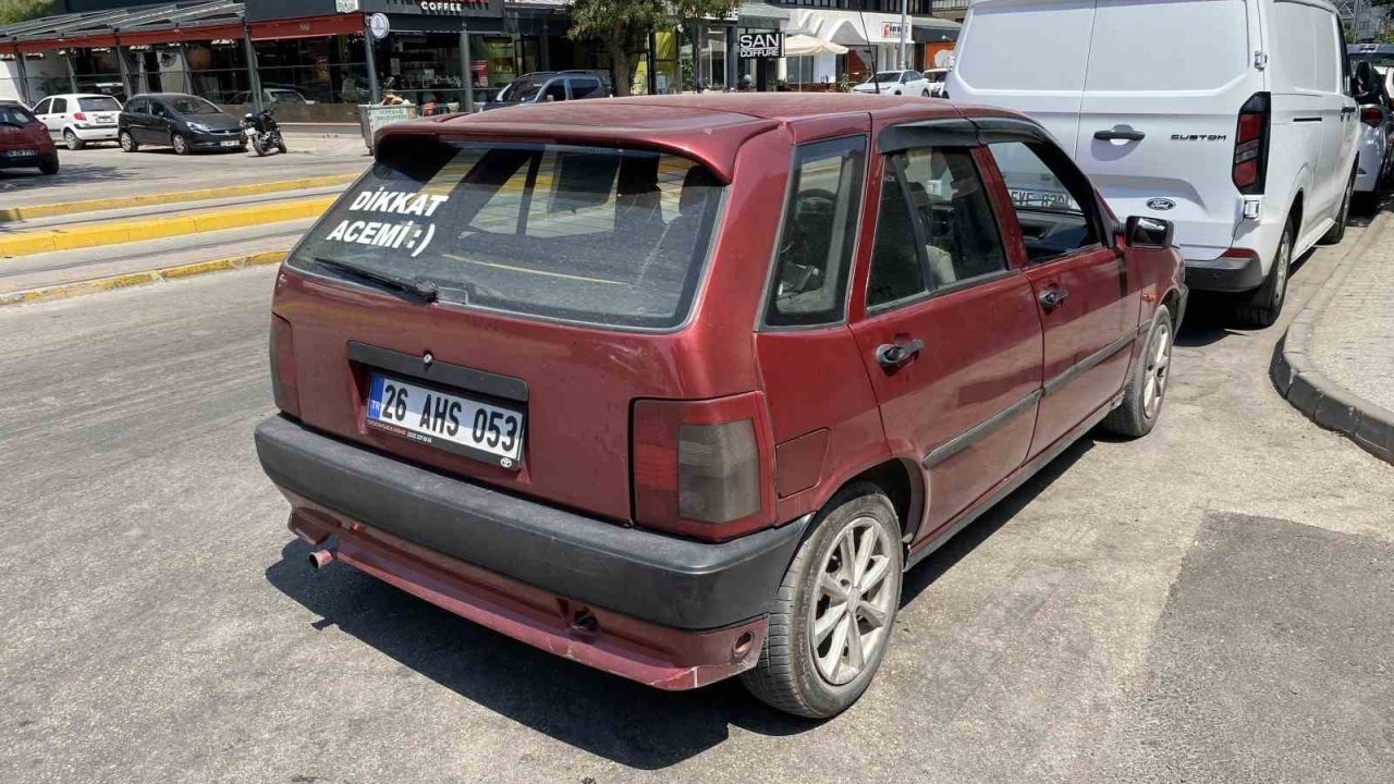 &quot;Dikkat Acemi&quot; Yazısı Sürücüleri Güldürüyor ve Koruyor