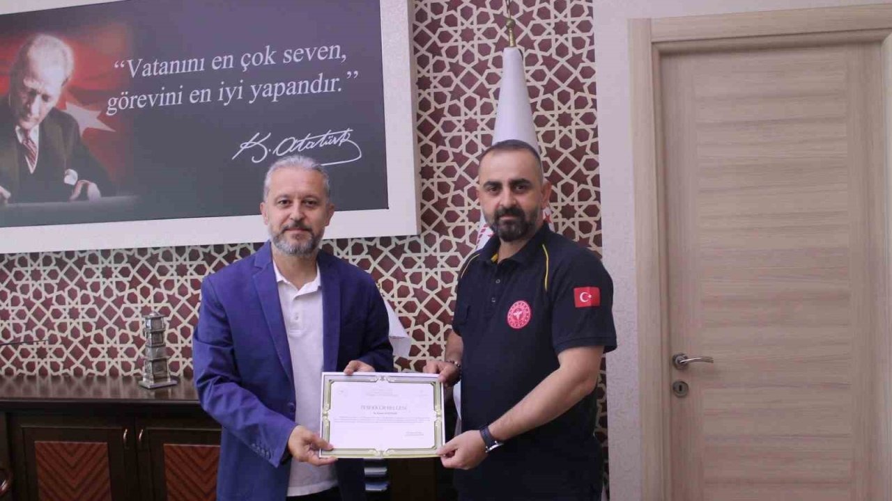 Ayağına Kürdan Batan Çocuğa Ayakkabısını Veren Ambulans Şoförüne Teşekkür Belgesi