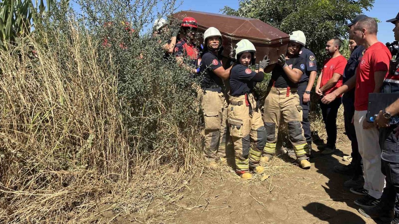 İzmir&#039;de Düşen Eğitim Uçağında Hayatını Kaybeden Pilotun Cenazesi Çıkarıldı