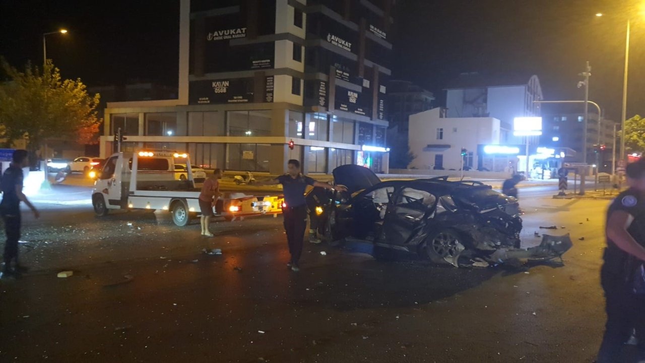Antalya Serik’te Feci Kaza: Sürücü Araçtan Fırladı, 3 Yaralı