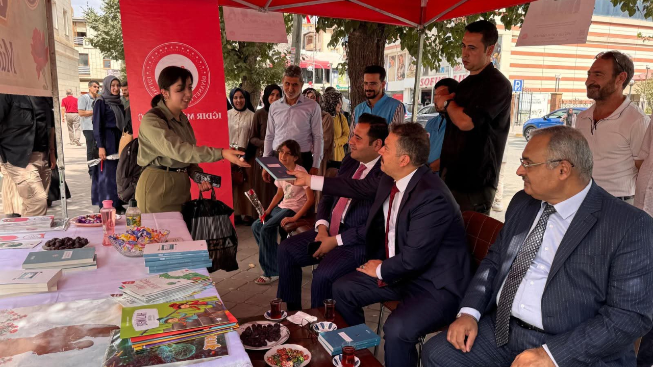 Iğdır&#039;da Mevlid-i Nebi Coşkusu: Vali Turan Vatandaşlarla Buluştu