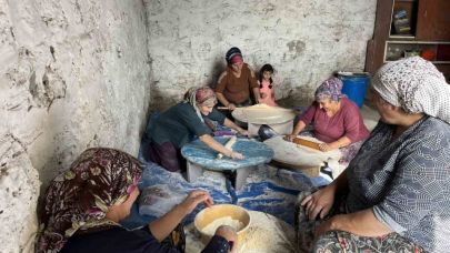 Kars'ta Kışlık Lezzetlerin Hazırlığı: İmece Usulü Erişte Geleneği Yaşıyor
