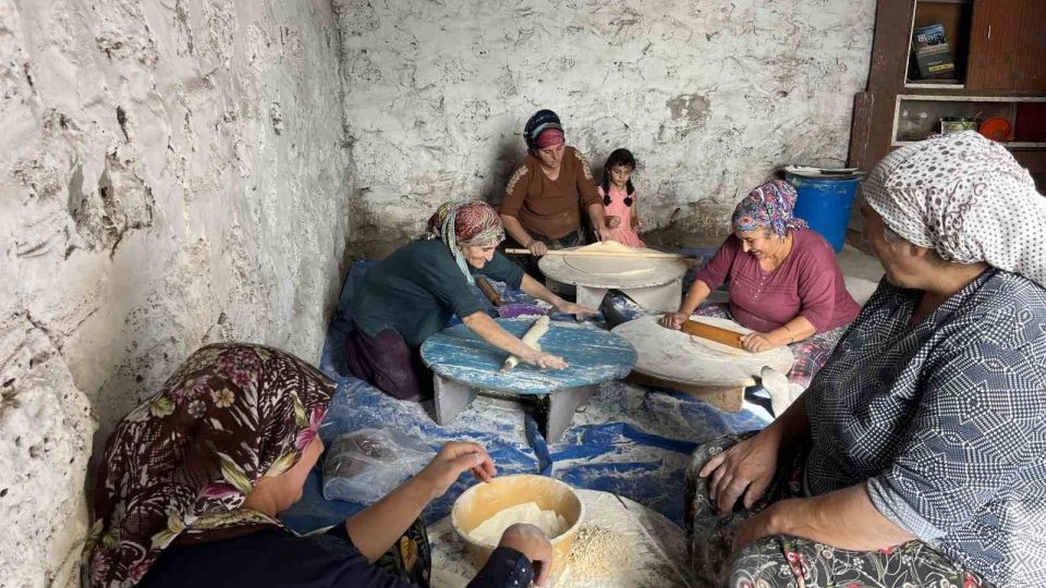 Kars&#039;ta Kışlık Lezzetlerin Hazırlığı: İmece Usulü Erişte Geleneği Yaşıyor