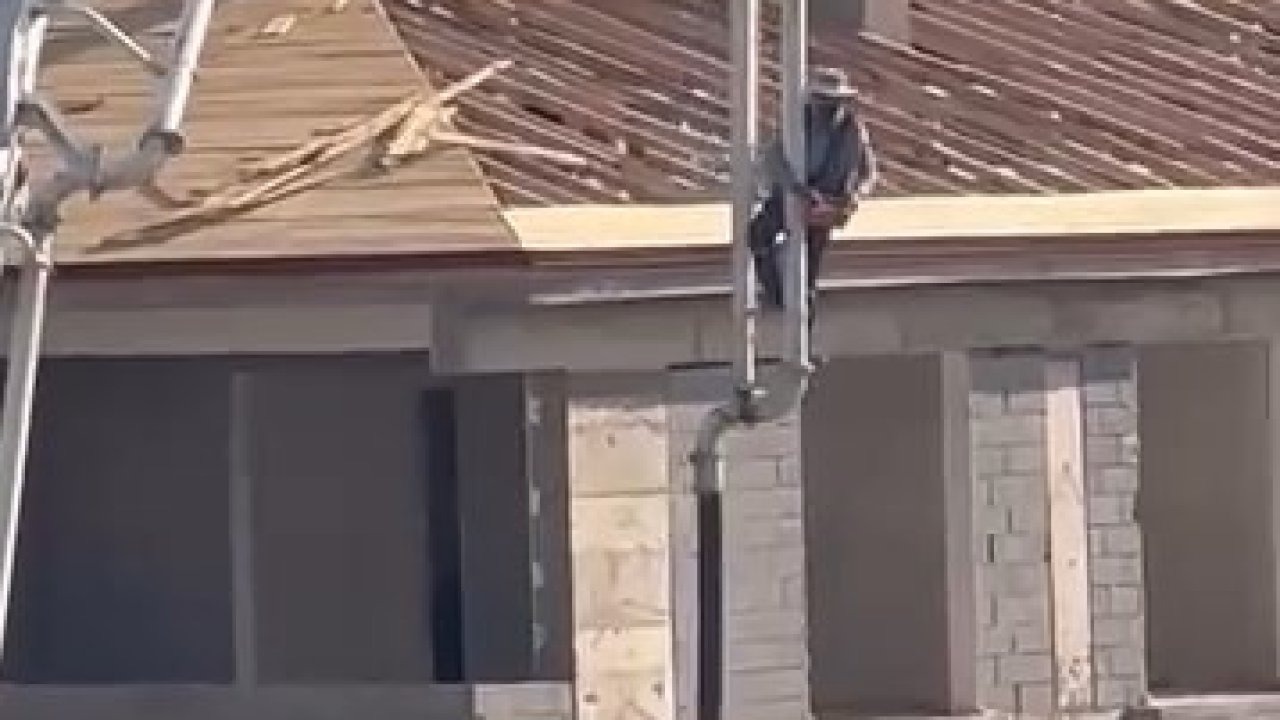 Beton pompasını asansör gibi kullandı, metrelerce yüksekliğe çıktı