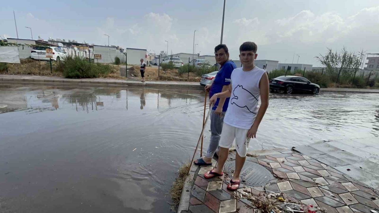 Hatay’da Sağanak Yağış: Rögarları Açan Gençler Takdir Topladı