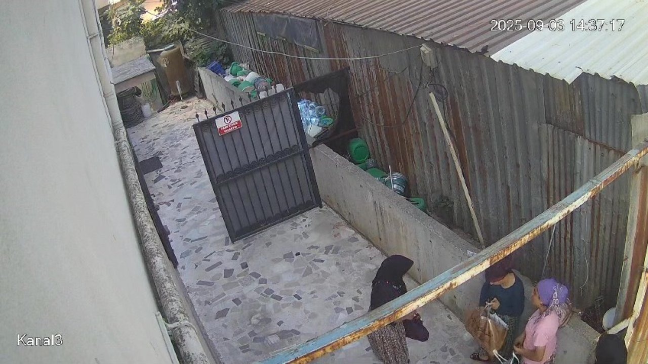 Bahçede kıyafet değiştiren kadınlar, merak konusu oldu