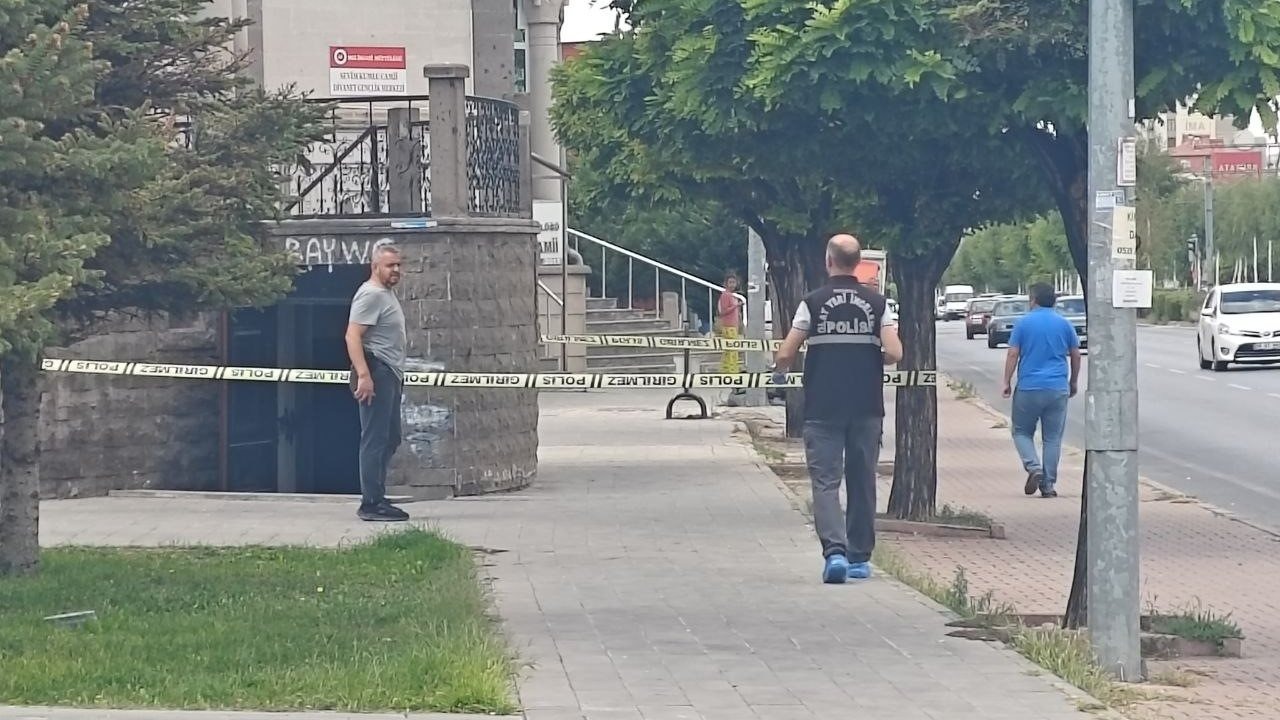 Cami tuvaletinde bıçaklı kavga: 1 ağır yaralı