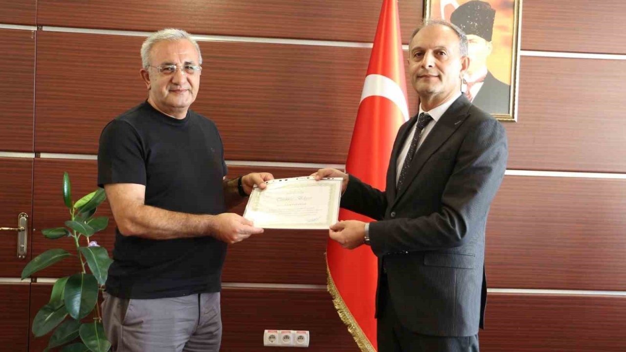 Elazığ’da Sigarayı Bırakan 2 Vatandaşa Teşekkür Belgesi