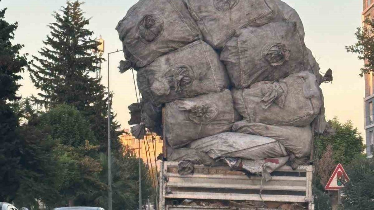 Adıyaman’da Aşırı Yüklü Kamyonet Trafikte Tepki Topladı