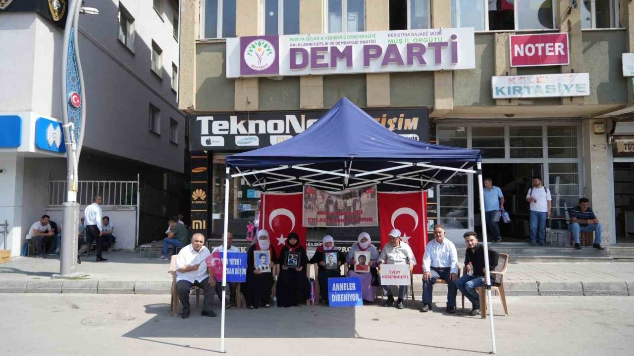 Çocuklarını İsteyen Muş Annelerinin DEM Parti Önündeki Eylemi Sürüyor