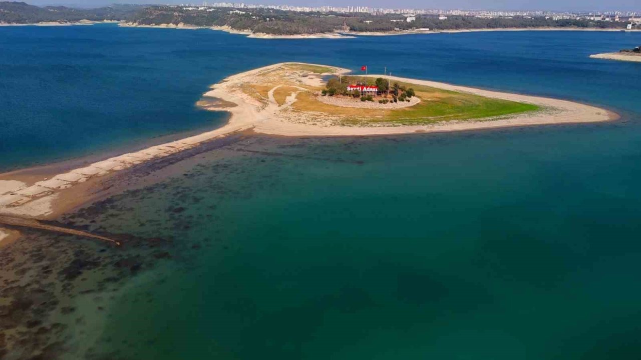 Kuraklık Tehlikesi: Seyhan Barajı&#039;nda Sular Çekildi, Sevgi Adası&#039;na Giden Yol Ortaya Çıktı