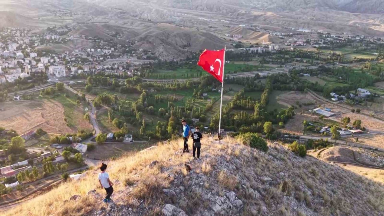 Oltulu Gençlerden Anlamlı Hareket: Yıpranan Bayrağı Yenilediler