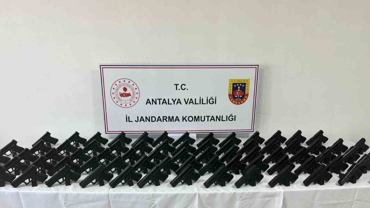 Antalya&#039;da Büyük Kaçak Silah Operasyonu: 72 Tabanca Ele Geçirildi