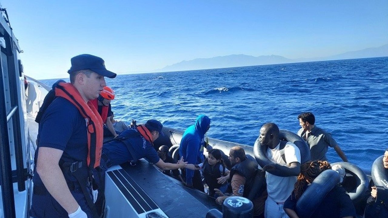 İzmir Açıklarında Düzensiz Göçmen Operasyonu: 137 Kişi Kurtarıldı ve Yakalandı