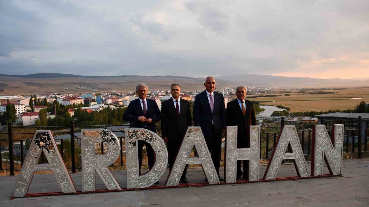 Bakan Ersoy, Ardahan Kalesi&#039;ni Ziyaret Etti