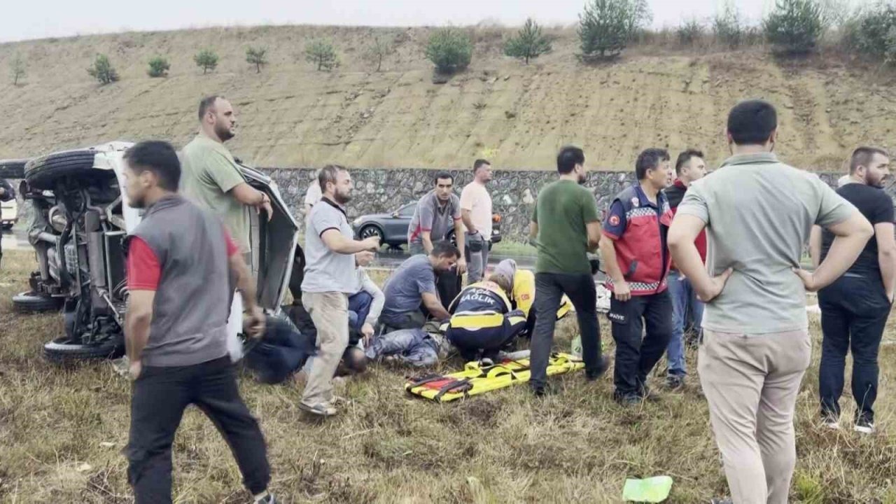 Sakarya&#039;da Doğalgaz Minibüsü Devrildi: 3 Yaralı