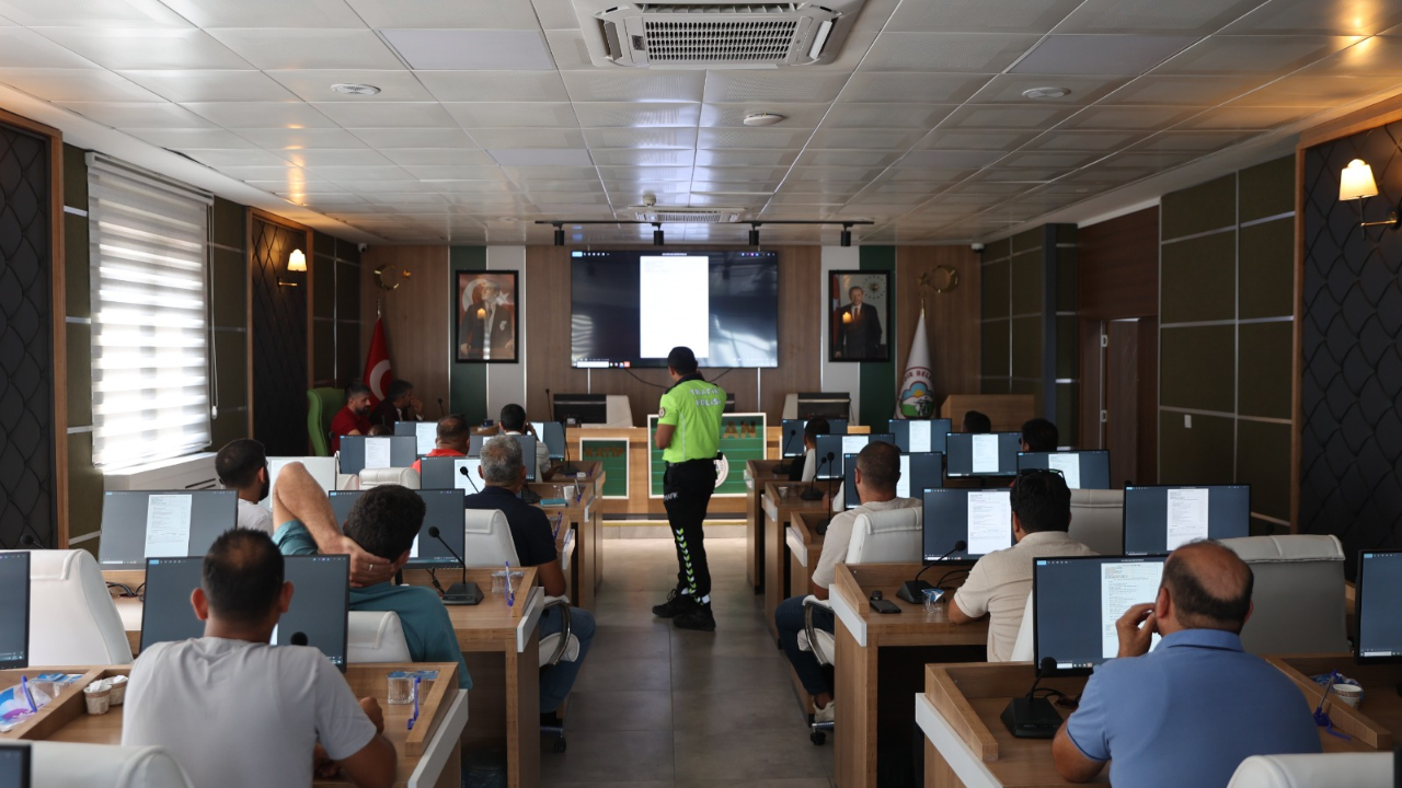 Iğdır’da Öğrenci Servis Şoförlerine Trafik Eğitimi