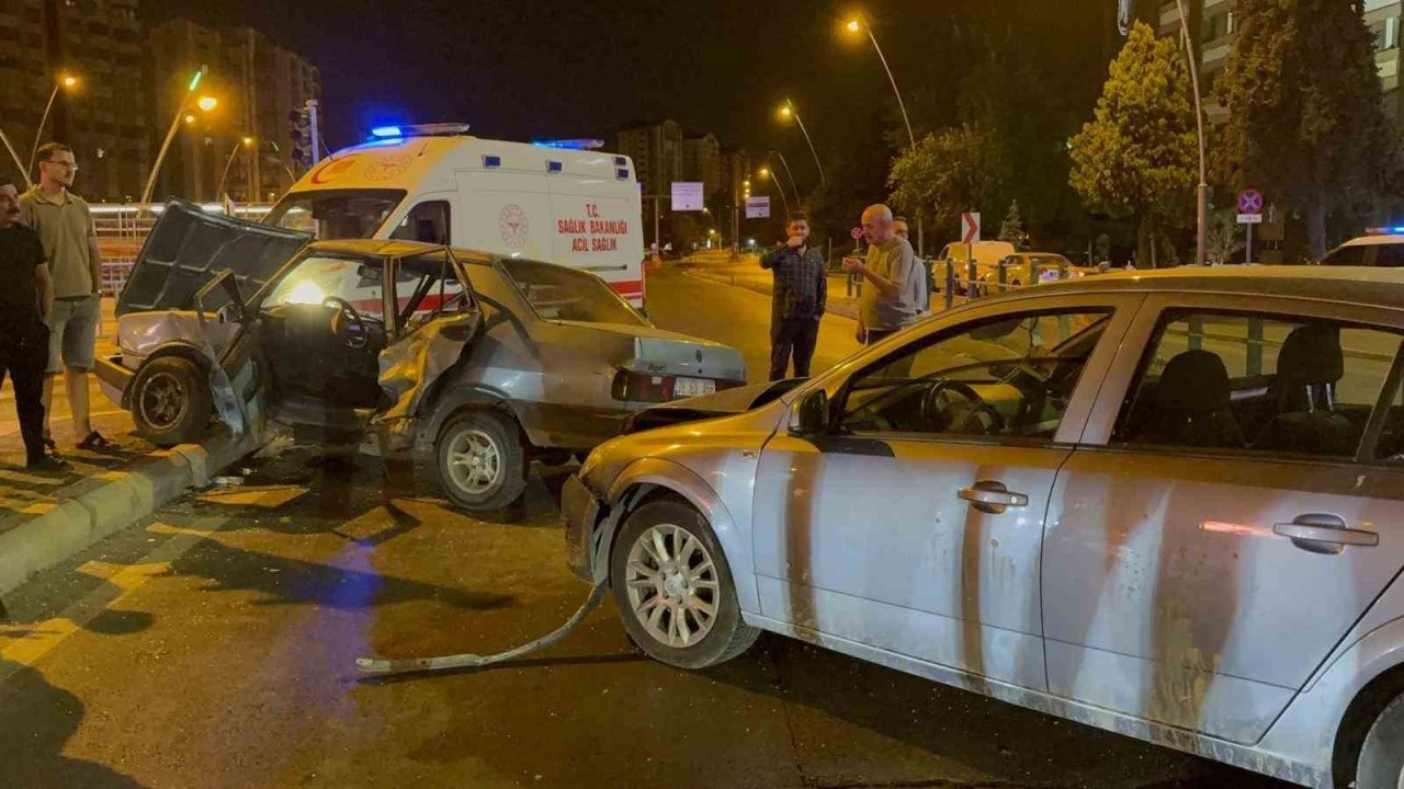 Kayseri&#039;de Feci Kaza: Otomobil Ortadan İkiye Katlandı, 3 Yaralı