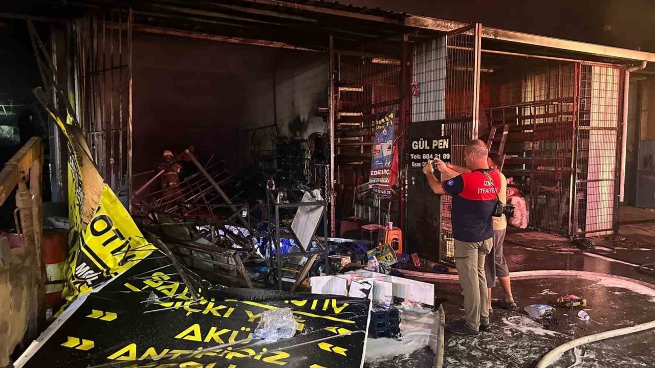 Kemalpaşa&#039;da Sanayi Sitesinde Yangın: 3 İş Yeri Kül Oldu