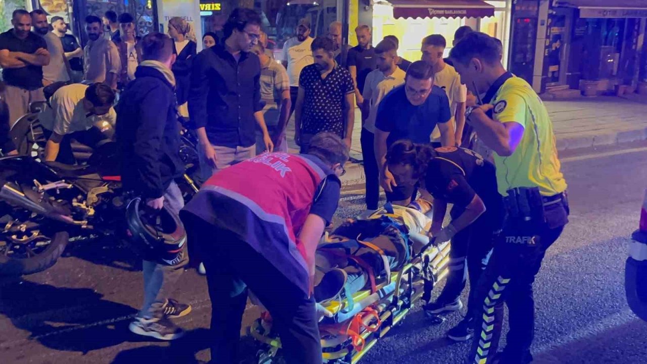 Çorlu&#039;da Minibüsle Çarpışan Motosikletteki 2 Genç Yaralandı