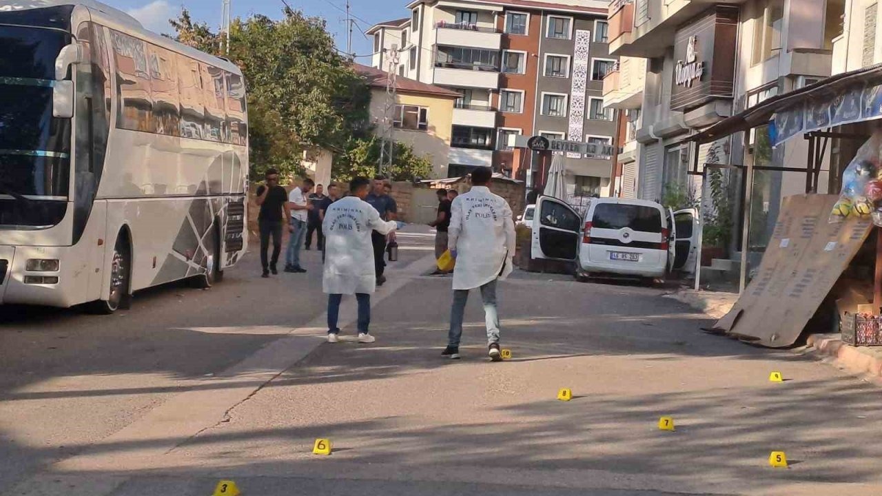 Erciş&#039;te Kafenin Önünde Silahlı Saldırı: İki Kardeş Hayatını Kaybetti