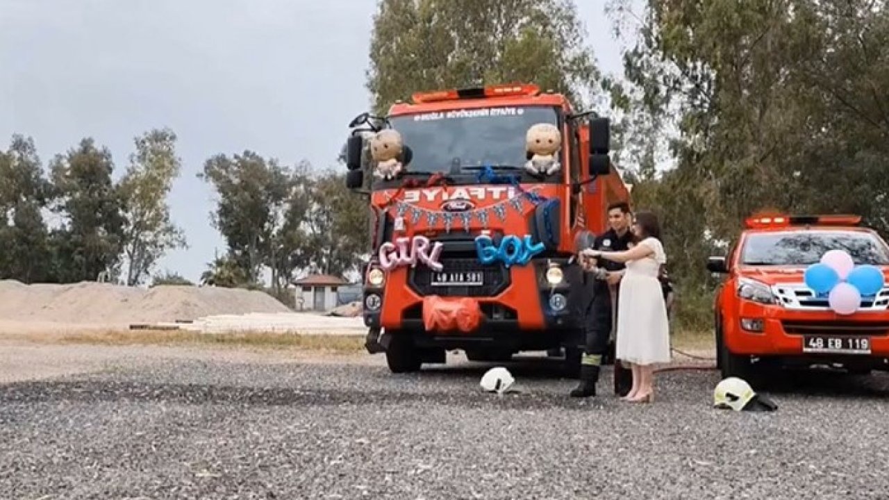 Muğla&#039;da İtfaiye Hortumundan Mavi Sürpriz: İtfaiyeci Çiftin Erkek Çocuğu Olacak