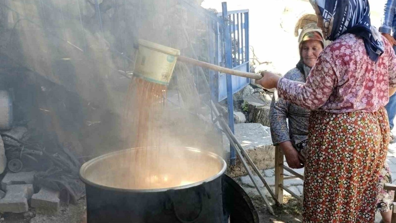 Manisalı Kadınlar Kış Sofraları İçin Pekmez Yapımına Başladı