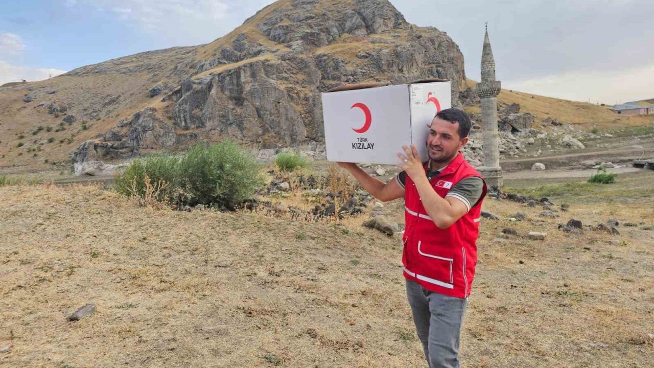 Türk Kızılay Ağrı Şubesi Gönüllüleri Köylülerin Yüzünü Güldürdü