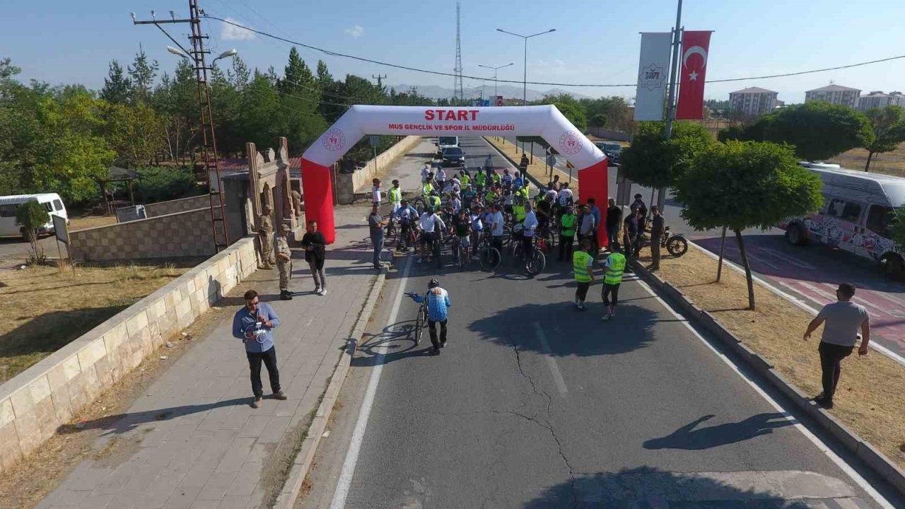 &quot;Malazgirt&#039;ten Ahlat&#039;a Pedallıyoruz&quot; Bisiklet Turu Yoğun İlgi Gördü