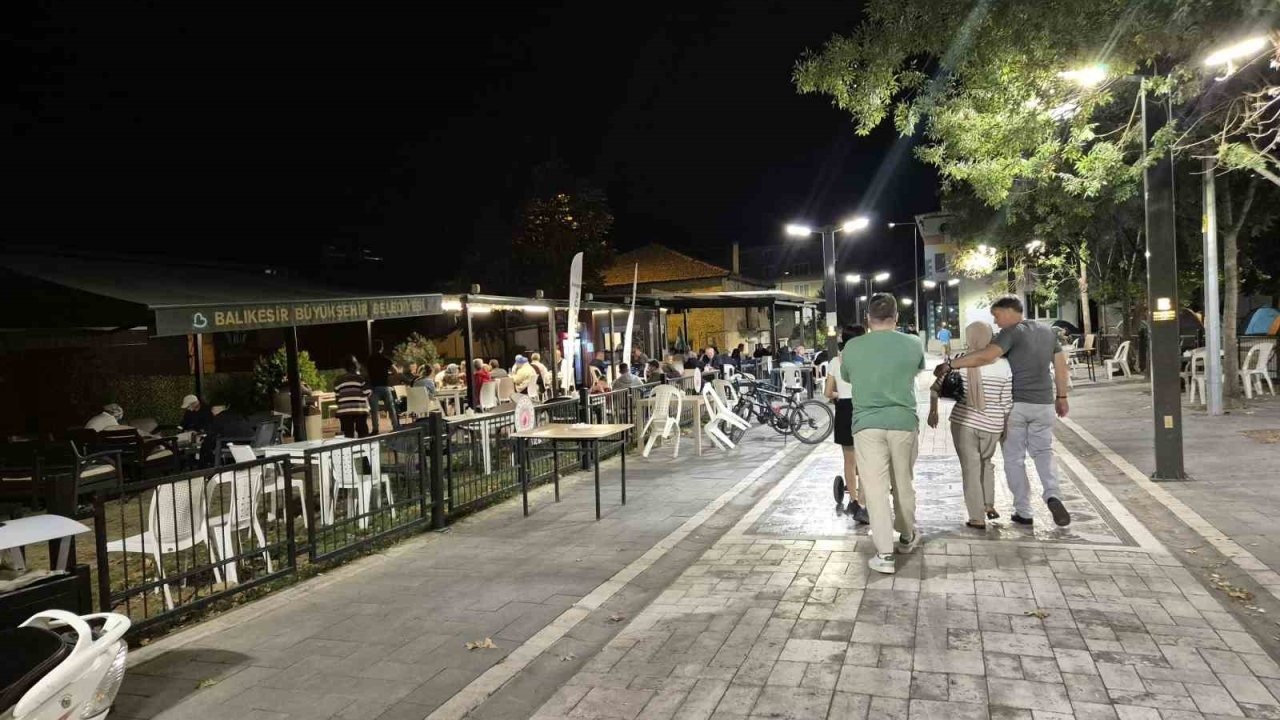 Balıkesir&#039;de Peş Peşe Depremler: Biri Gece Saatlerinde