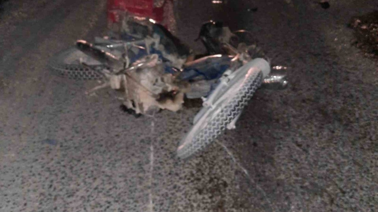 Otomobilin Çarptığı Motosiklettekiler Yaralandı, Sürücü Kaçtı