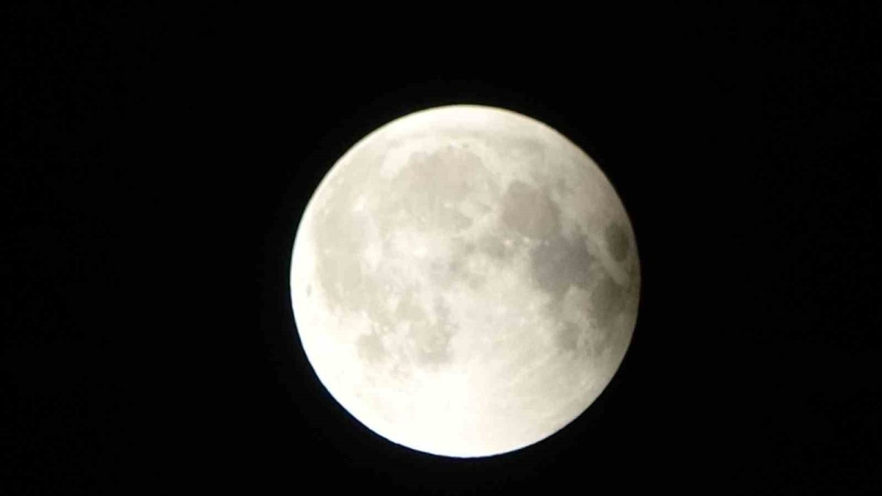 Van&#039;da &#039;Kanlı Ay&#039; Tutulması Gökyüzü Meraklılarını Büyüledi