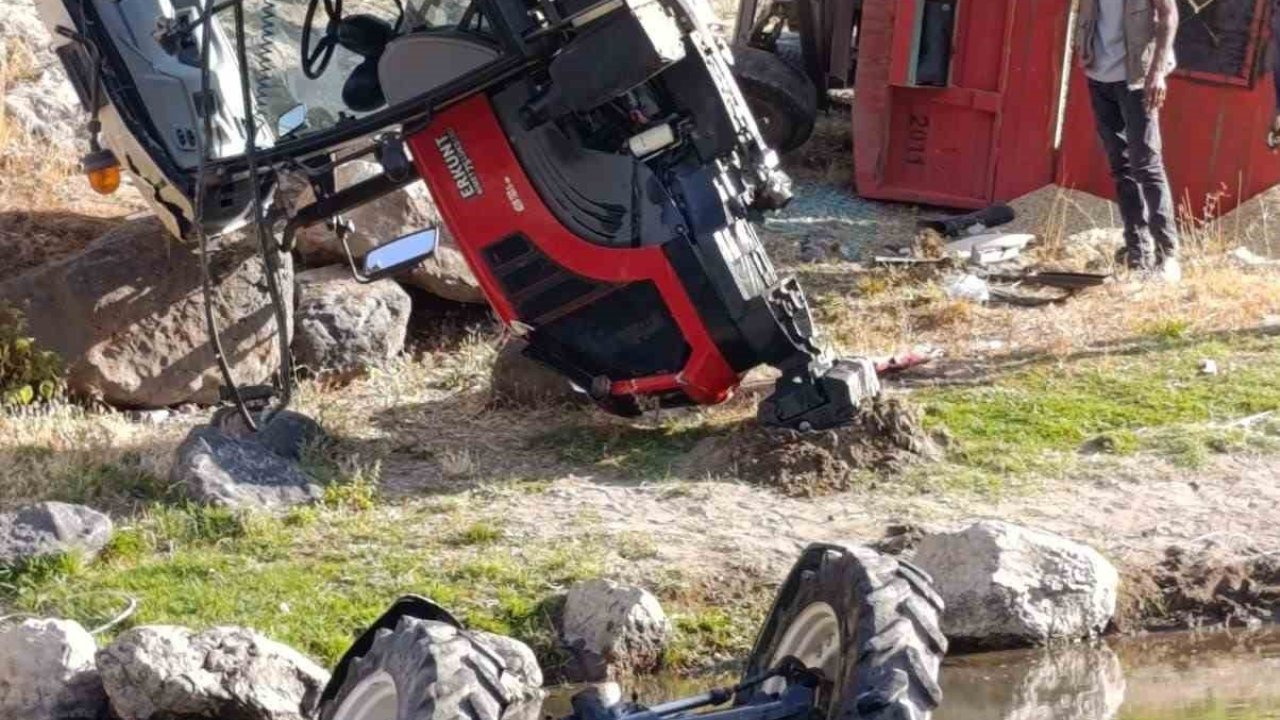 Park Halindeki Traktör Dereye Yuvarlandı