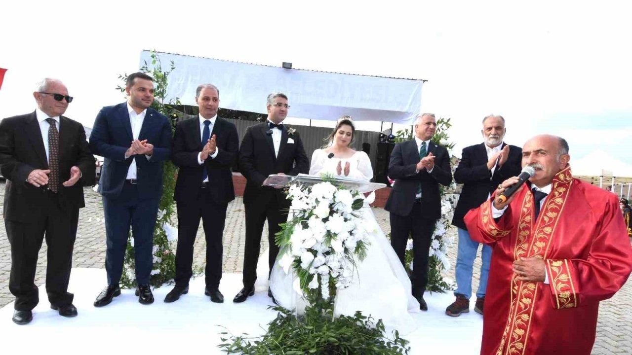 Şenkaya Belediye Başkanı Görbil Özcan&#039;ın Kızı Görkemli Düğünle Evlendi